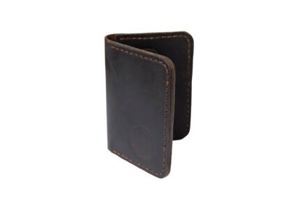 Modern yaşamın hızı, yanımızda taşıdığımız eşyaların çeşitliliğini ve önemini artırdı. Eskiden sadece birkaç banknot ve kimlik taşıyan cüzdanlar, günümüzde akıllı telefonların, kredi kartlarının, pasaportların ve hatta küçük not defterlerinin taşındığı birer "yaşam ünitesi" haline geldi. Bu dönüşüm, klasik cüzdan tasarımlarının evrilmesini ve "Portföy Cüzdan" kavramının hayatımıza girmesini sağladı. İşte bu noktada, estetik ve fonksiyonelliğin mükemmel birleşimi olan Flee Portföy Deri Cüzdan, organize olmayı seven ve şıklığından ödün vermeyenler için bir başyapıt olarak karşımıza çıkıyor. Flee modeli, sadece bir taşıma aracı değil; derinin asaletini modern tasarım çizgileriyle buluşturan, elinizde tuttuğunuzda size güç ve güven veren bir aksesuardır. Flee Portföy, ismini aldığı özgürlük ve akıcılık hissiyatını tasarımına yansıtır. Fermuarlı yapısı sayesinde içerisindeki değerli eşyaları (telefon, nakit, kartlar) güvenle sarmalar ve dış etkenlerden korur. Özellikle şehir hayatının koşuşturmacasında, bir toplantıdan diğerine giderken veya seyahatlerinizde havaalanı kontrollerinden geçerken, ihtiyacınız olan her şeyin tek bir yerde, elinizin altında olması paha biçilemez bir konfordur. Sıradan kumaş veya suni deri ürünlerin aksine, hakiki derinin yaşayan dokusuyla üretilen Flee, kullandıkça "eskimiyen", aksine "karakter kazanan" bir yapıya sahiptir. Bu özel tasarımın arkasındaki felsefe, minimalizm ile kapasiteyi dengelemektir. Ne elinizi yoracak kadar kaba, ne de ihtiyaçlarınızı karşılamayacak kadar küçüktür. Tam kararında boyutları, ergonomik tutuşu ve iç hacminin akıllıca planlanmış olması, onu piyasadaki diğer portföy modellerinden ayırır. Deri tutkunları için bir arzu nesnesi haline gelen bu ürünlere ve çok daha fazlasına Hamra Deri üzerinden ulaşarak, stilinizi tamamlayacak en doğru parçayı keşfedebilirsiniz. Bu makalede, Flee Portföy Cüzdan'ın anatomisini, teknik üstünlüklerini, kullanım alanlarını ve bakım sırlarını en ince detayına kadar inceleyeceğiz. Portföy Cüzdan Nedir? Neden Flee Modeli? Portföy cüzdanlar, geleneksel katlanan (bifold) cüzdanlardan daha geniş ebatlara sahip olan, genellikle fermuar veya çıtçıt mekanizmasıyla kapanan ve çok amaçlı kullanım sunan aksesuarlardır. Flee modeli ise bu kategorinin en rafine örneklerinden biridir. Tasarımında kullanılan "Crazy Horse" veya "Vaketa" gibi üst segment deriler, ürüne rustik ama modern bir hava katar. Flee'nin en büyük avantajı, günümüzde elimizden düşmeyen akıllı telefonları da içine alabilecek bir hazneye sahip olmasıdır. Böylece cüzdan ve telefon için ayrı ayrı yer arama derdiniz ortadan kalkar. Neden Flee modeli tercih edilmeli sorusunun cevabı, detaylarda gizlidir. Birçok portföy cüzdan, kartları sıkıştırır veya fermuarı zamanla takılma yapar. Ancak Flee modelinde kullanılan yüksek kaliteli YKK fermuarlar ve milimetrik hassasiyetle kesilmiş kart yuvaları, kullanım deneyimini kusursuzlaştırır. Derinin kalınlığı, cüzdanın formunu korumasını sağlarken, dokunma hissi (haptic feedback) kaliteyi ilk andan itibaren hissettirir. Bu model, cinsiyetsiz (unisex) bir tasarım diline sahiptir. Hem iş dünyasındaki erkeklerin hem de şıklığına önem veren kadınların rahatlıkla kullanabileceği renk ve doku seçenekleri sunar. Taba, acı kahve, antrasit veya yeşil gibi doğadan ilham alan renkler, her türlü kıyafet kombinine uyum sağlar. Gardırobunuzdaki en işlevsel parça olmaya aday olan bu hakiki deri cüzdan modelleri, sadeliğin içindeki gücü temsil eder. Malzeme Kalitesi: Derinin Ruhu Bir Flee Portföy Cüzdan'ı elinize aldığınızda hissettiğiniz ilk şey, gerçek derinin o eşsiz kokusu ve dokusudur. Bu ürünlerde genellikle "Full Grain" (Sırçalı) deri kullanılır. Sırçalı deri, hayvan derisinin en üst ve en dayanıklı katmanıdır. Zımparalanmamış ve doğal dokusu bozulmamış olduğu için, deri üzerindeki gözenekler nefes almaya devam eder. Bu da cüzdanın zamanla "Patina" almasını sağlar. Patina, derinin kullanıldıkça, güneş gördükçe ve elin doğal yağlarıyla temas ettikçe renk değiştirmesi, parlaması ve kendine has bir karakter kazanması sürecidir. Suni deri (PU) veya düşük kaliteli deriler (Split Leather), zamanla soyulur, çatlar ve plastik bir görünüm alır. Oysa Flee modelinde kullanılan hakiki deri, yıllar geçtikçe daha da güzelleşir. Çizilmeler, bu derinin kusuru değil, yaşanmışlığının birer nişanesidir. Özellikle Crazy Horse deri tipinde, yüzeydeki çizikler parmakla ovulduğunda kaybolur ve yerini derinlikli bir renk tonuna bırakır. Dikiş ipliklerinden astarına kadar kullanılan her malzeme, uzun ömürlülük ilkesiyle seçilir. Genellikle mumlu ipler kullanılarak yapılan dikişler, sürtünmeye ve neme karşı ekstra direnç sağlar. Deri kenarları, zamanla açılma yapmaması için özel solüsyonlarla parlatılır (burnishing) ve mühürlenir. Kaliteye yapılan bu yatırım, uzun ömürlü aksesuar arayışında olanlar için Flee modelini rakipsiz kılar. İç Tasarım ve Organizasyon Yeteneği Flee Portföy Cüzdan'ın dışı kadar içi de etkileyicidir. "Her şey yerli yerinde" felsefesiyle tasarlanan iç hazne, kullanıcının ihtiyaçlarına göre bölümlendirilmiştir. Genellikle bir tarafında çoklu kart yuvaları (6-12 adet arası), diğer tarafında ise telefon bölmesi veya nakit para alanı bulunur. Orta kısımda yer alan fermuarlı bozuk para cebi veya gizli bölmeler, küçük ama değerli eşyalarınız (sim kart, hafıza kartı, anahtar) için güvenli bir alan yaratır. Bu organizasyon yeteneği, cüzdanın içindeki kaosu sona erdirir. Kredi kartlarınızı, kimliğinizi, ehliyetinizi ve kartvizitlerinizi tek bir bakışta görebilir ve kolayca erişebilirsiniz. Telefonunuzun cüzdanın içinde olması, ekranının çizilmesini önlerken, cüzdanın dolgulu yapısı sayesinde darbelere karşı da koruma sağlar. Ayrıca pasaport sığabilen boyutlardaki Flee modelleri, seyahatlerde pasaport kılıfı taşıma zorunluluğunu da ortadan kaldırır. İşlevsellik, estetikten ödün vermeden sağlanmıştır. İç kısımdaki deri detayları, astarın kalitesi ve fermuar başlığının ergonomisi, kullanım kolaylığını artırır. Günlük hayatınızı organize ederken tarzınızdan ödün vermek istemiyorsanız, özel tasarım deri ürünler koleksiyonundaki Flee modelleri tam size göredir. Kullanım Alanları: Ofisten Sokağa Flee Portföy Deri Cüzdan, bukalemun gibi her ortama uyum sağlama yeteneğine sahiptir. İş Toplantıları: Bir toplantıya girerken koca bir çanta taşımak yerine, sadece Flee portföyünüzü, telefonunuzu ve not defterinizi alarak masaya oturmak, profesyonel ve organize bir imaj çizer. Günlük Yaşam: Markete giderken, arkadaşlarınızla kahve içmeye çıktığınızda veya kısa yürüyüşlerde, ihtiyacınız olan her şeyi tek bir fermuarın ardında toplayıp elinizde taşıyabilirsiniz. Seyahatler: Havaalanlarında pasaport, biniş kartı, döviz ve kimliklerin bir arada olması stresi azaltır. Flee, mükemmel bir seyahat organizatörüdür. Özel Davetler: Kadınlar için şık bir "Clutch" (el çantası) işlevi görürken, erkekler için smokin veya takım elbise ile uyumlu asil bir aksesuardır. Bu çok yönlülük, Flee modelini tek bir amaca hapsolmaktan kurtarır. Sabah ofiste, akşam bir davette, hafta sonu ise doğa yürüyüşünde yanınızda olabilir. Tarzınızı her ortamda yansıtmak için Hamra Deri koleksiyonu içerisindeki renk seçeneklerini değerlendirebilirsiniz. Flee Cüzdan Bakımı ve Koruma Hakiki deri, yaşayan bir materyal olduğu için ilgi ve bakım ister. Flee cüzdanınızın ömrünü uzatmak ve ilk günkü güzelliğini korumak için bazı basit kurallara uymak gerekir. Su ve Nem: Deri suyu sevmez. Eğer cüzdanınız ıslanırsa, asla kalorifer üzerinde veya fön makinesiyle kurutmayın. Bu, derinin kurumasına ve çatlamasına neden olur. Oda sıcaklığında, kendi halinde kurumaya bırakın. Temizlik: Kimyasal deterjanlar, alkol veya ıslak mendil kullanmayın. Hafif nemli, yumuşak bir bezle silmek yeterlidir. Nemlendirme: 6 ayda bir veya deri kuruduğunda, renksiz doğal deri bakım kremi veya badem yağı ile deriyi besleyin. Bu işlem, derinin esnekliğini korur ve çatlamaları önler. Saklama: Kullanmadığınız zamanlarda, hava alan bir bez torba içinde, güneş ışığından uzak bir yerde saklayın. Doğru bakım yapıldığında, Flee cüzdanınız yıllarca size hizmet edecek ve miras bırakılabilecek bir kondisyonda kalacaktır. Deri bakım ürünleri ve kullanım tüyoları hakkında daha fazla bilgi için deri bakım rehberi niteliğindeki kaynaklardan faydalanabilirsiniz. Flee Modeli ve Hediye Kültürü Sevdiklerinize ne hediye alacağınızı düşünürken, Flee Portföy Deri Cüzdan risksiz ve prestijli bir seçenektir. Çünkü cüzdan, herkesin ihtiyaç duyduğu, ancak kalitelisine sahip olduğunda kendini özel hissettiği bir eşyadır. Özellikle kişiselleştirme seçenekleri (isim veya baş harf baskısı), hediyenin manevi değerini katlar. Bir mezuniyet hediyesi olarak yeni iş hayatına atılan bir gence, Babalar Günü'nde babanıza, Sevgililer Günü'nde partnerinize veya terfi alan bir arkadaşınıza verilebilecek en anlamlı hediyelerden biridir. Flee modelinin sunduğu renk ve doku çeşitliliği, hediye alacağınız kişinin zevkine uygun bir seçim yapmanızı kolaylaştırır. Özel kutusunda sunulan, mis gibi deri kokan bir Flee cüzdan, paketi açan kişinin yüzünde unutulmaz bir tebessüm yaratır. En özel günleri taçlandırmak için kişiye özel hediye seçenekleri arasında Flee, her zaman zirveye oynar. Sıkça Sorulan Sorular (SSS) 1. Flee portföy cüzdan telefonuma sığar mı? Flee modelleri genellikle piyasadaki standart ve "Plus/Max" boyutundaki birçok akıllı telefona uyacak şekilde tasarlanmıştır. Ancak telefonunuzun kılıfı çok kalınsa veya ekstra büyük bir modele sahipseniz, ürün ölçülerini kontrol etmekte fayda vardır. 2. Fermuarı bozulur mu? Kaliteli Flee modellerinde, dünya standardı olan YKK fermuarlar kullanılır. Bu fermuarlar binlerce kez açılıp kapanmaya dayanıklıdır. Doğru kullanıldığında (aşırı doldurup zorlamadıkça) fermuar sorunu yaşanmaz. 3. Deri zamanla renk değiştirir mi? Evet, ve bu istenen bir durumdur. Hakiki deri, "Patina" adı verilen süreçle zamanla koyulaşır ve parlaklaşır. Bu, cüzdanın kalitesini ve yaşanmışlığını gösterir. 4. RFID koruması var mı? Birçok modern Flee modelinde, kart bilgilerinizin kopyalanmasını önleyen RFID engelleyici astar bulunabilir. Ürün özelliklerini inceleyerek bu detayı teyit edebilirsiniz. Sonuç: Stilinize Yatırım Yapın Aksesuarlar, stilin detayları değil, ta kendisidir. Flee Portföy Deri Cüzdan, fonksiyonelliği zarafetle harmanlayarak, sıradan bir eşyayı bir stil beyanına dönüştürür. Elinizde taşıdığınızda hissettiğiniz o güven, masaya koyduğunuzda yarattığı o etki ve yıllar geçse bile sizi yarı yolda bırakmayan o sağlamlık, Flee modelini vazgeçilmez kılar. Plastiğin ve suniliğin hüküm sürdüğü bir dünyada, doğala ve gerçeğe dönüşün simgesi olan bu cüzdanlar, sürdürülebilir moda anlayışının da bir parçasıdır. Kendiniz için bir iyilik yapın veya sevdiklerinize ömür boyu kullanacakları bir anı bırakın. Kalitenin, ustalığın ve şıklığın adresi olan Hamra Deri'nin eşsiz koleksiyonunu keşfedin ve Flee dünyasına adım atın. Çünkü siz, en iyisini hak ediyorsunuz.